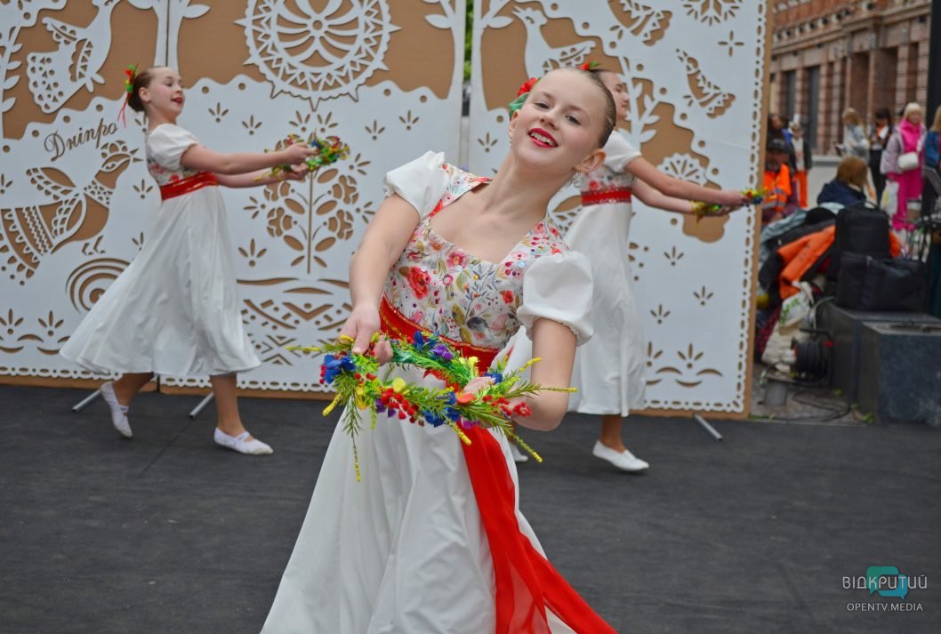 Фотозони, концертні номери та майстеркласи: у середмісті Дніпра відзначили День вишиванки