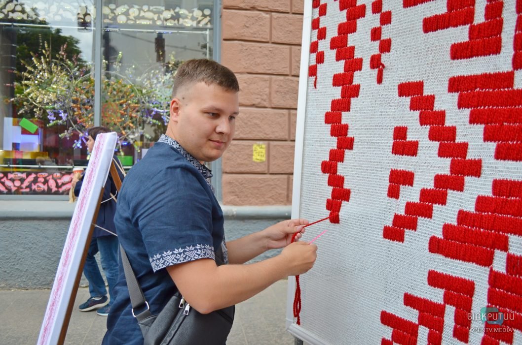Фотозони, концертні номери та майстеркласи: у середмісті Дніпра відзначили День вишиванки