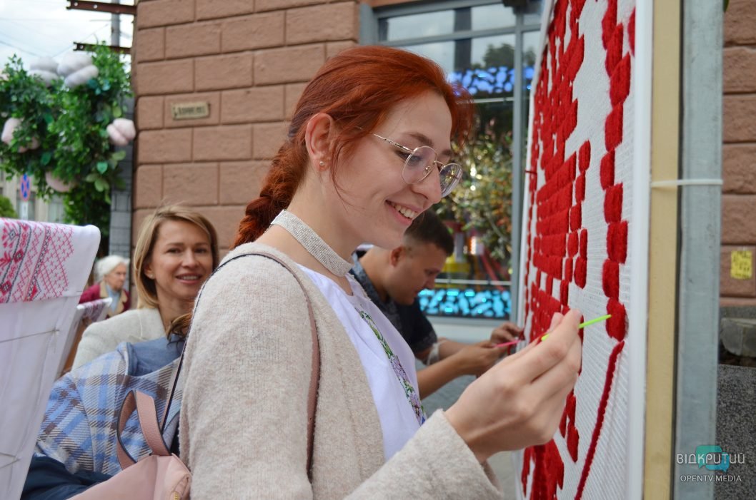 Фотозони, концертні номери та майстеркласи: у середмісті Дніпра відзначили День вишиванки