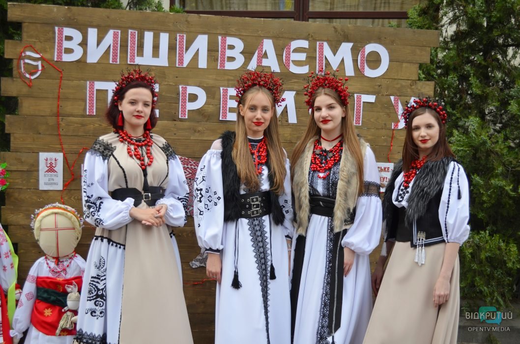 Фотозони, концертні номери та майстеркласи: у середмісті Дніпра відзначили День вишиванки