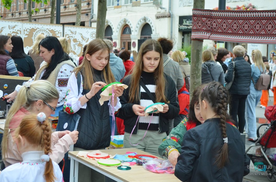 Фотозони, концертні номери та майстеркласи: у середмісті Дніпра відзначили День вишиванки