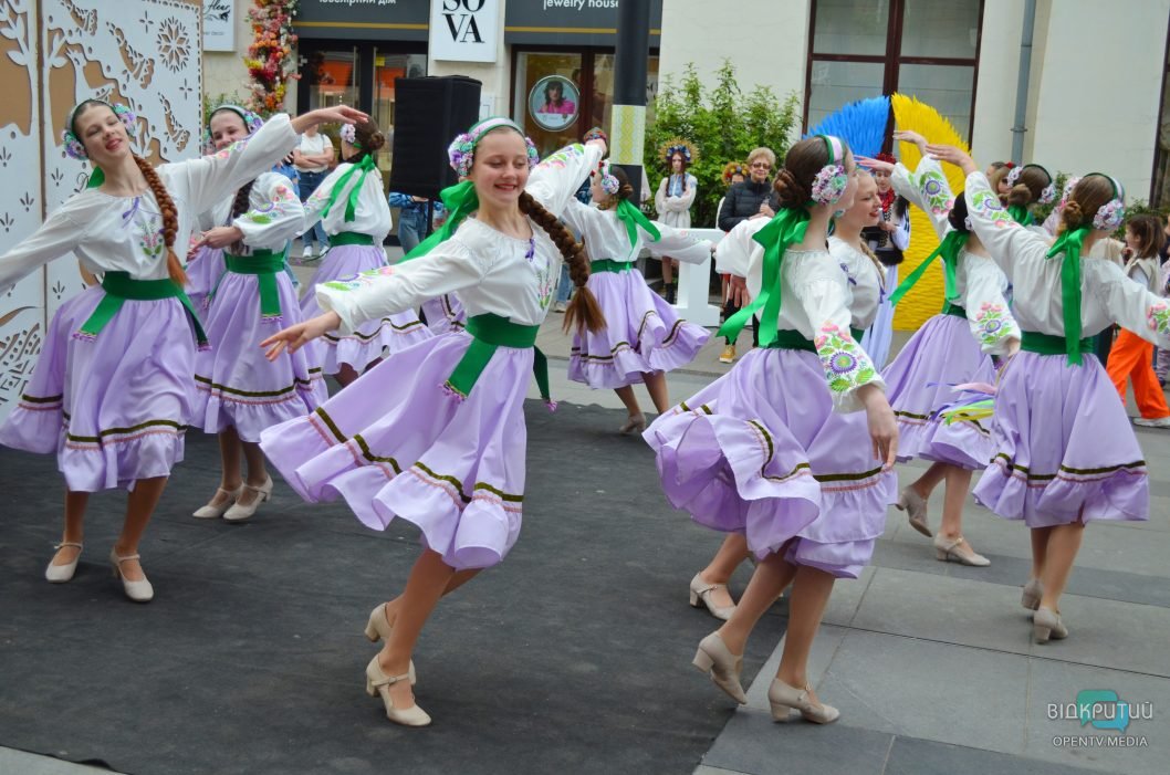 Фотозони, концертні номери та майстеркласи: у середмісті Дніпра відзначили День вишиванки