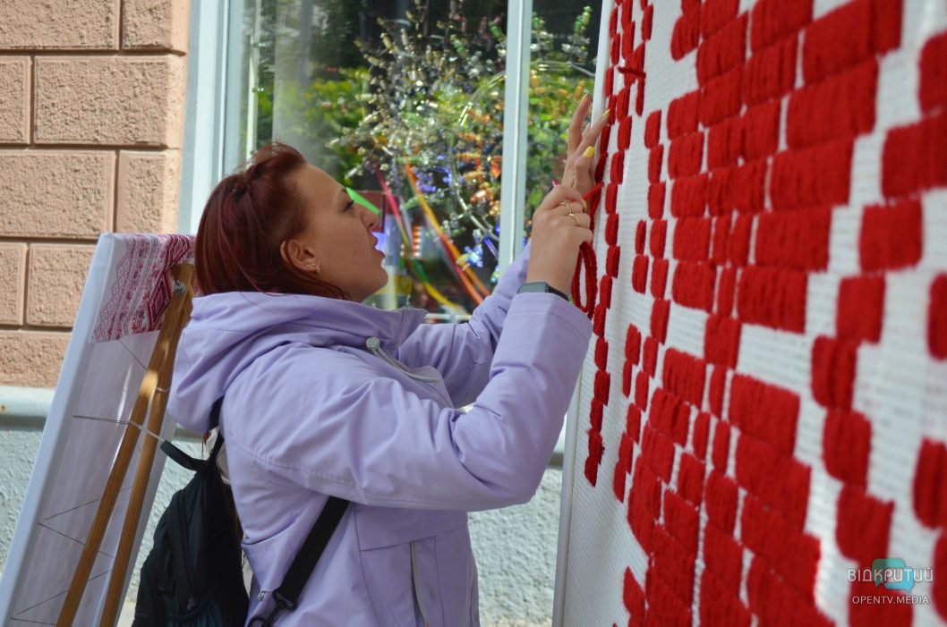 Фотозони, концертні номери та майстеркласи: у середмісті Дніпра відзначили День вишиванки
