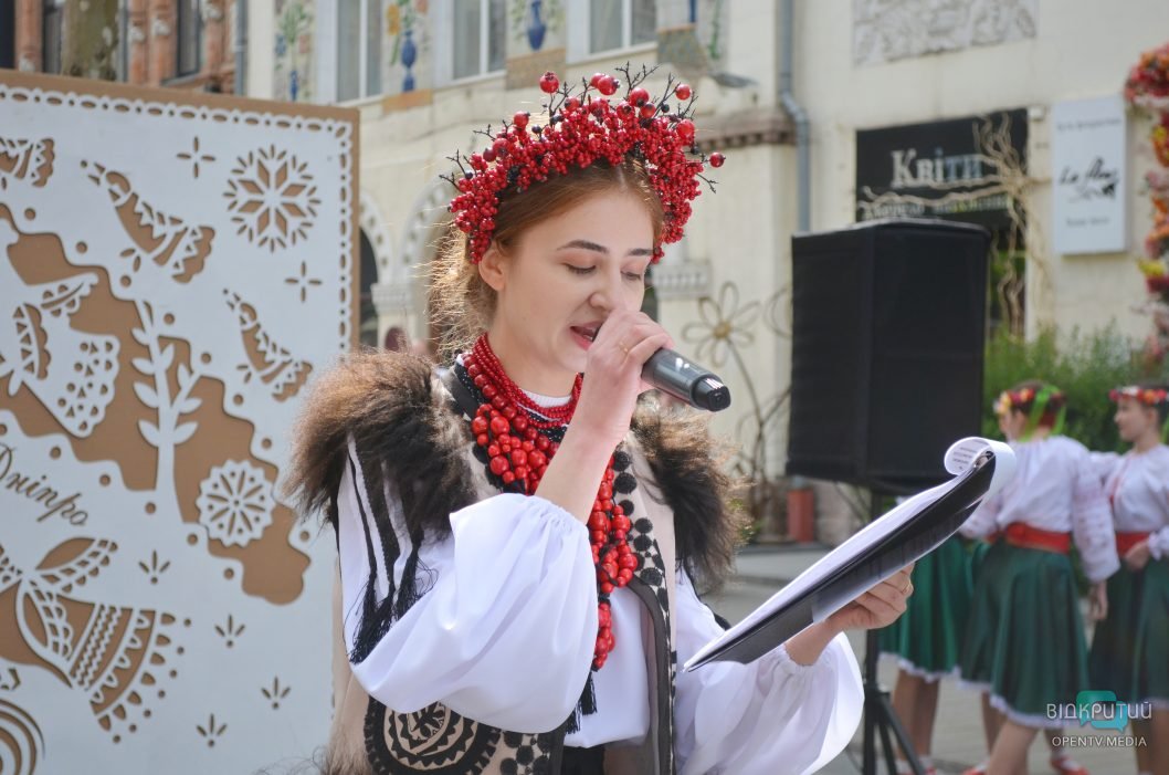 Фотозони, концертні номери та майстеркласи: у середмісті Дніпра відзначили День вишиванки