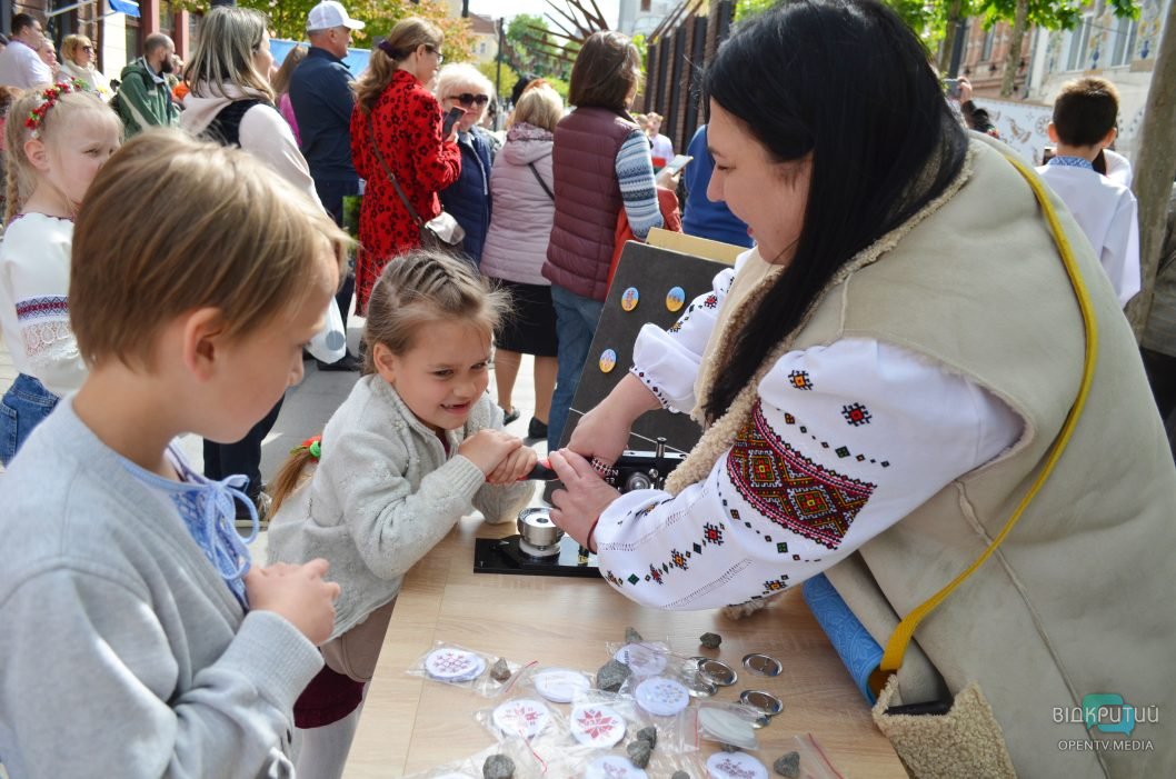 Фотозони, концертні номери та майстеркласи: у середмісті Дніпра відзначили День вишиванки