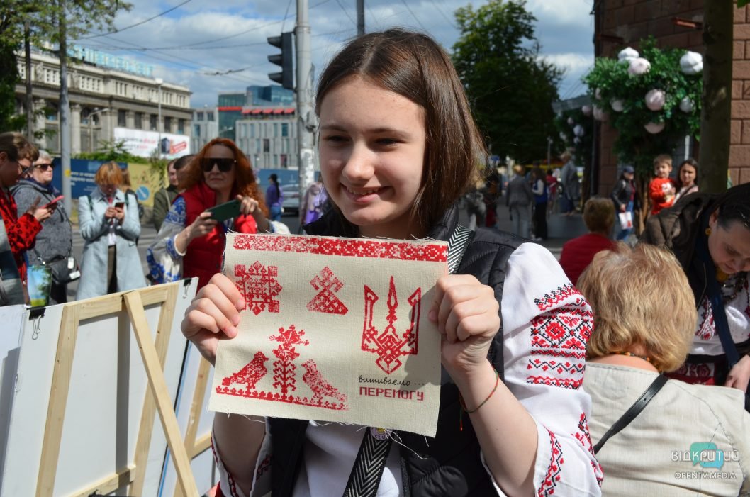 Фотозони, концертні номери та майстеркласи: у середмісті Дніпра відзначили День вишиванки