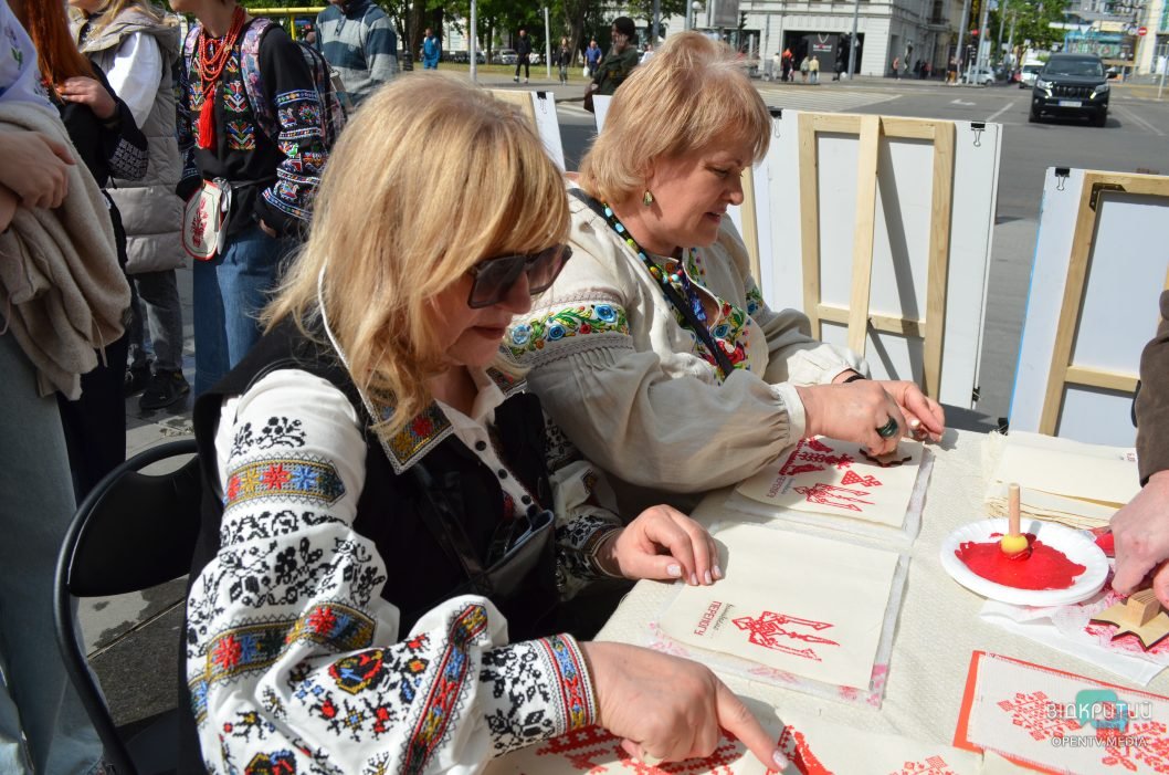 Фотозони, концертні номери та майстеркласи: у середмісті Дніпра відзначили День вишиванки