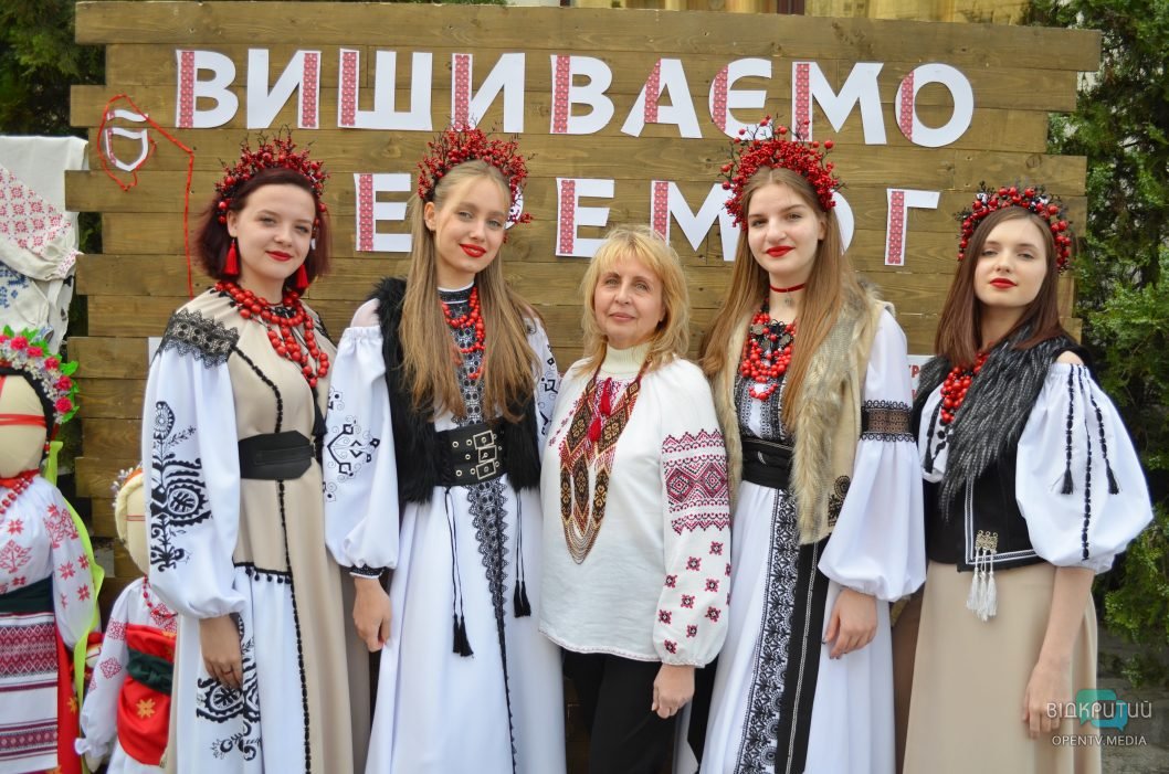 Фотозони, концертні номери та майстеркласи: у середмісті Дніпра відзначили День вишиванки