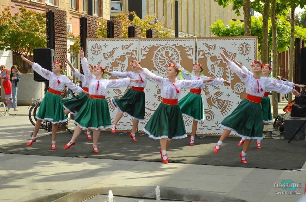Фотозони, концертні номери та майстеркласи: у середмісті Дніпра відзначили День вишиванки