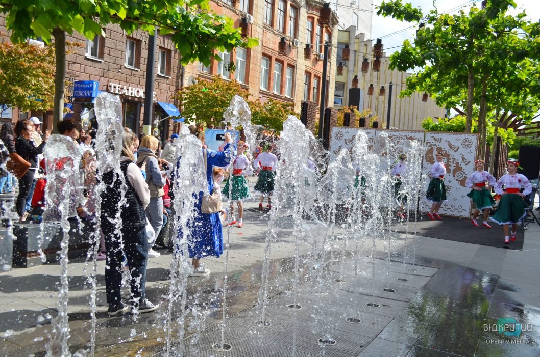 Фотозони, концертні номери та майстеркласи: у середмісті Дніпра відзначили День вишиванки