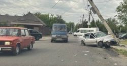 Автомобиль влетел в столб: в Днепре на улице Отечественной произошла авария - рис. 1