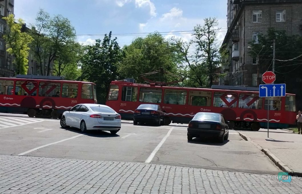 У Дніпрі легковик врізався у трамвай: рух транспорту паралізовано