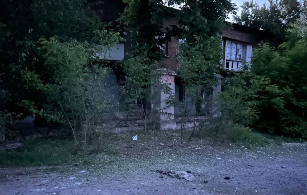 Пошкоджений будинок, агрофірма і мікроавтобус: наслідки нічних обстрілів Дніпропетровщини - рис. 1