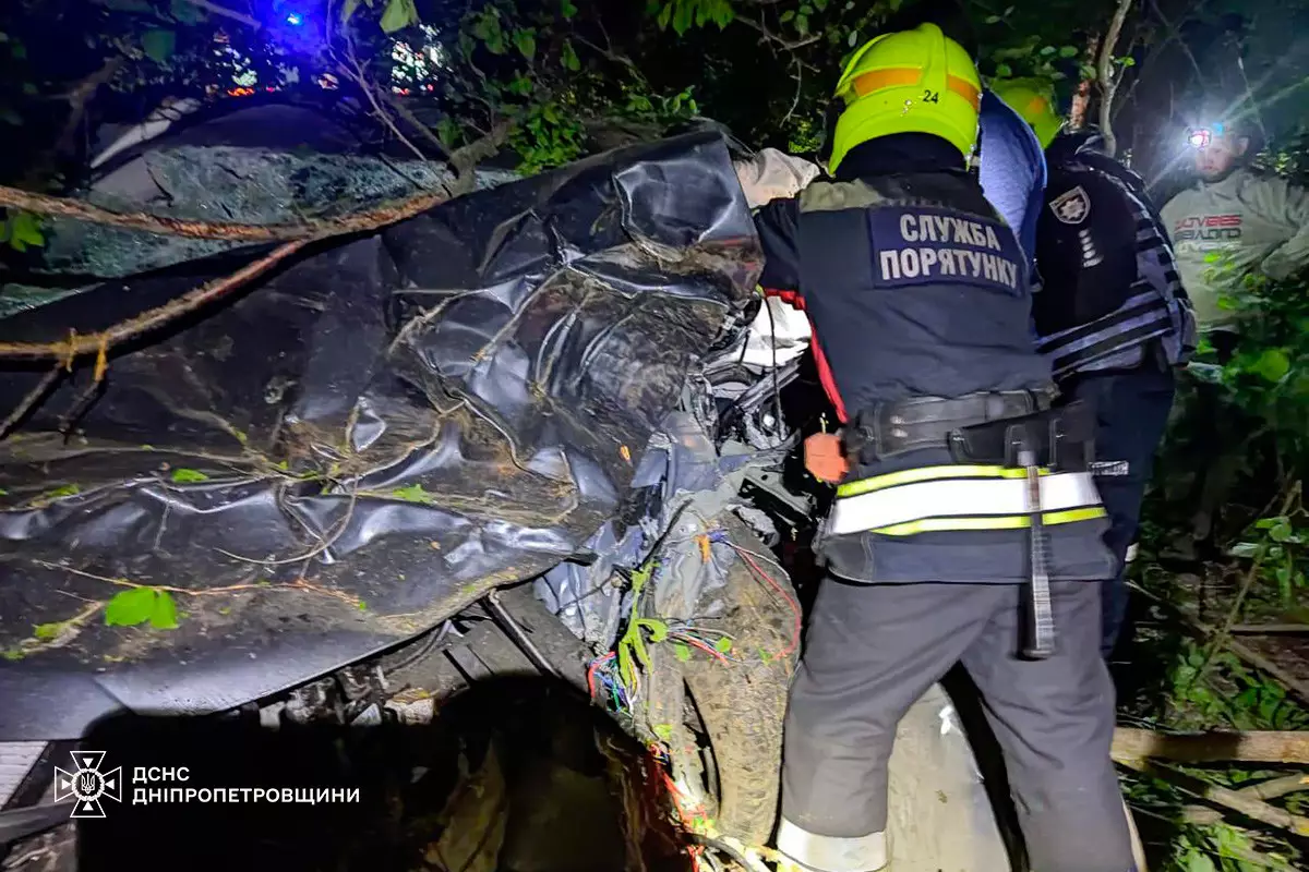 У передмісті Дніпра Hyundai злетів у кювет: водія затисло всередині автомобіля - рис. 1