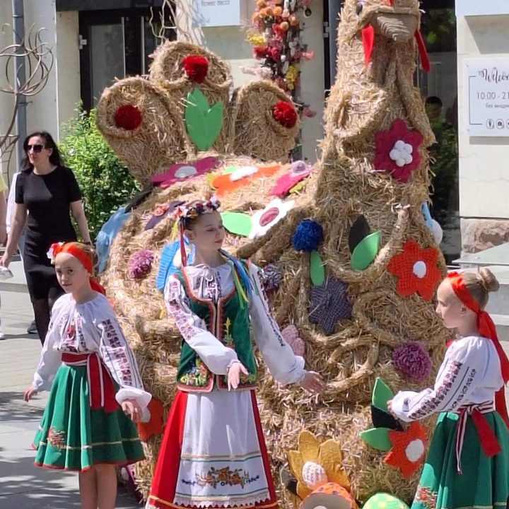К Пасхе в центре Днепра появилась 3-метровая курица - рис. 1