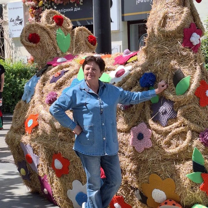 К Пасхе в центре Днепра появилась 3-метровая курица - рис. 2