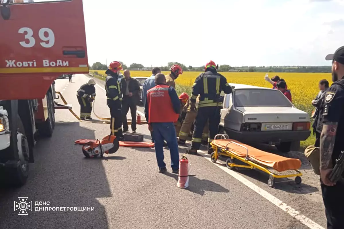 На Дніпропетровщині сталася подвійна ДТП, внаслідок якої постраждав 84-річний водій - рис. 1