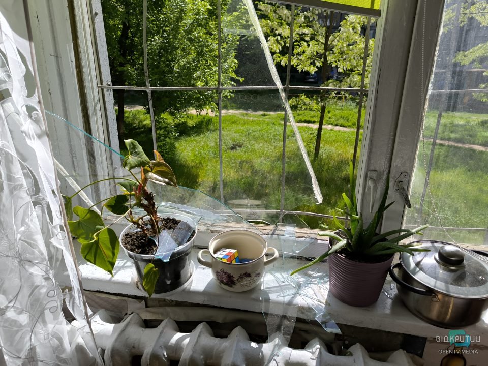 Пошкоджені будинки та майно: наслідки ворожої атаки по Дніпру у Великодню ніч