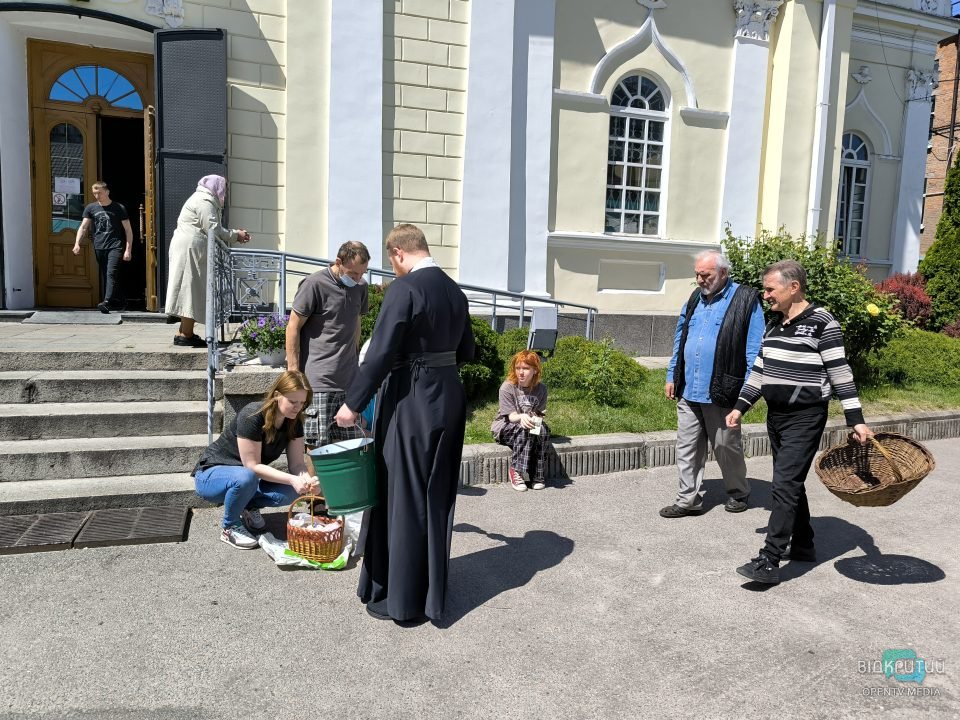 У церквах Дніпра провели богослужіння та освятили великодні кошики містян