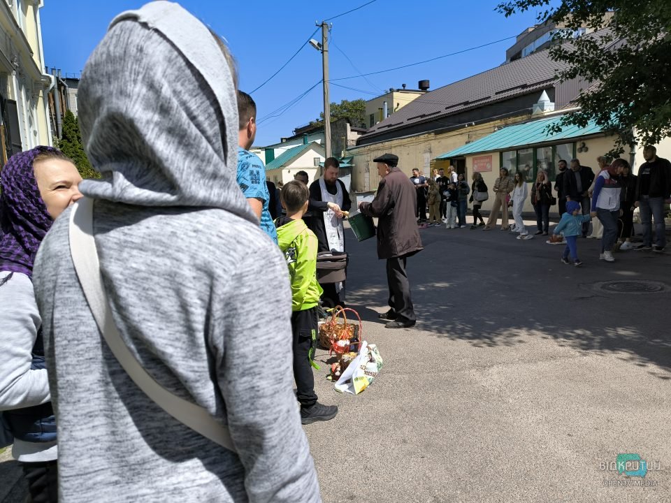 У церквах Дніпра провели богослужіння та освятили великодні кошики містян