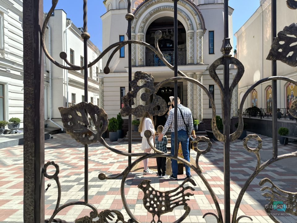 У церквах Дніпра провели богослужіння та освятили великодні кошики містян