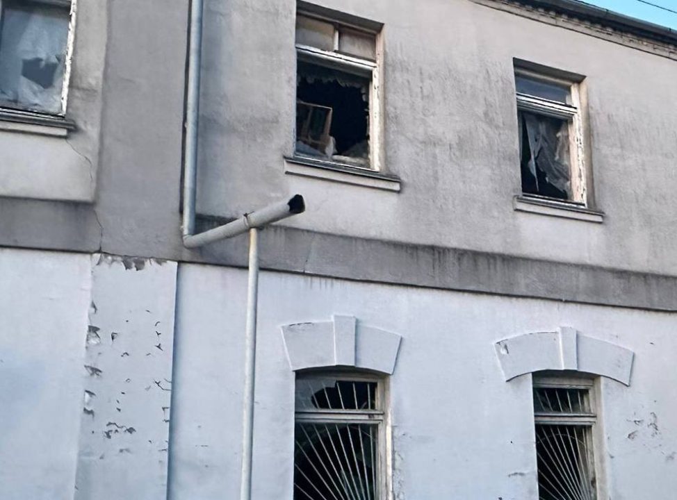 Пошкоджена адмінбудівля, згоріло авто: росіяни атакували Нікополь дронами-камікадзе - рис. 2
