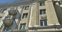 У Дніпрі у будинку на площі Вокзальній, що постраждав від атаки рф, встановлюють нові вікна - рис. 10