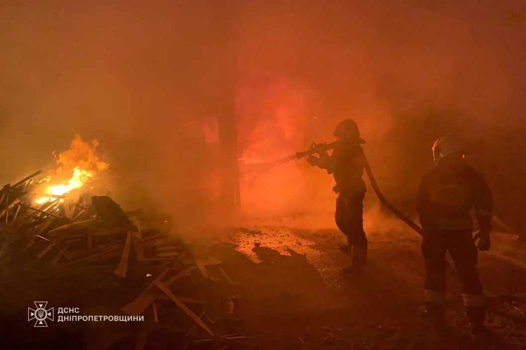 У Дніпрі вщент згорів цех приватного підприємства - рис. 1