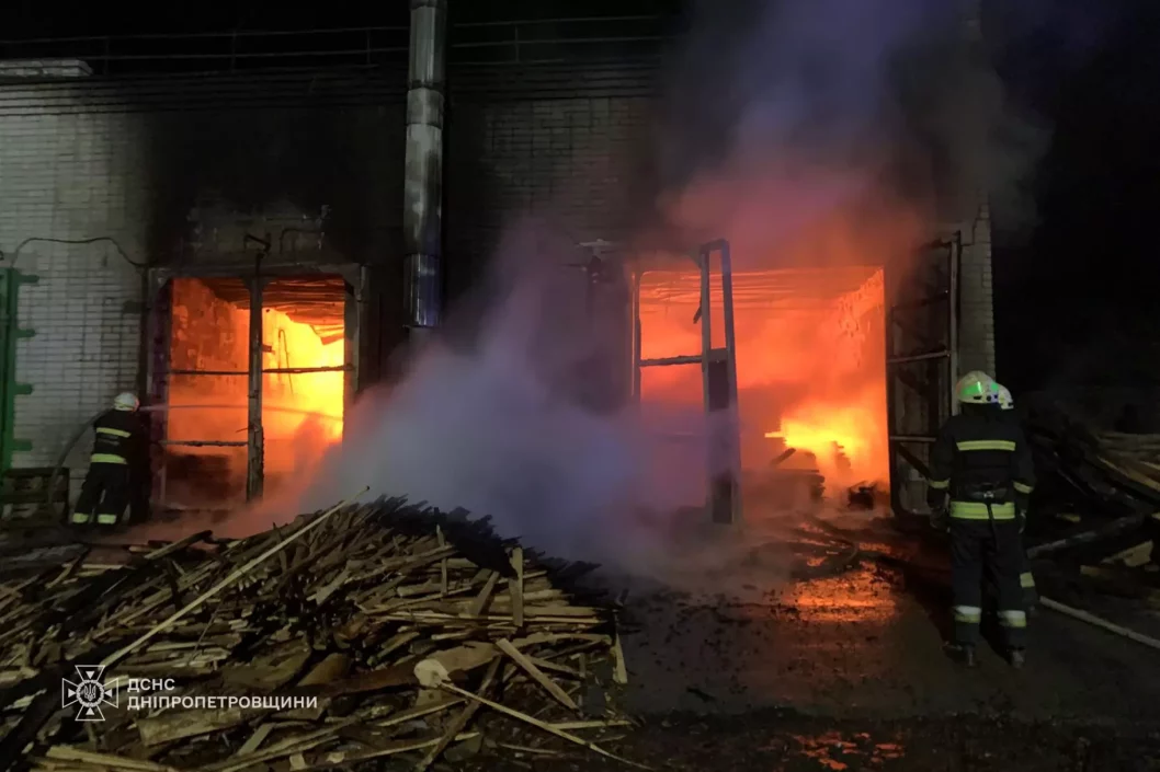 У Дніпрі вщент згорів цех приватного підприємства - рис. 2