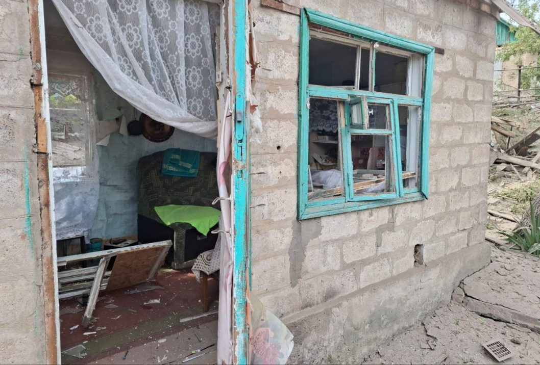 Пошкоджені пʼятиповерхівка, приватні будинки та агрофірма: ворог продовжує терор Нікопольщини - рис. 5