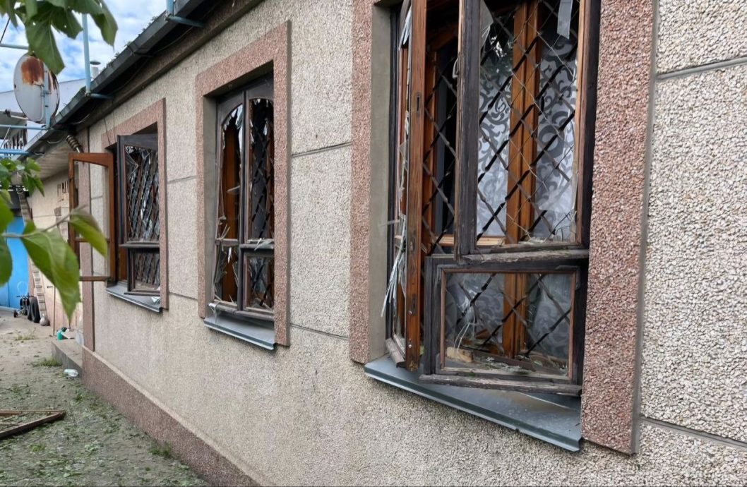 Пошкоджені пʼятиповерхівка, приватні будинки та агрофірма: ворог продовжує терор Нікопольщини - рис. 2