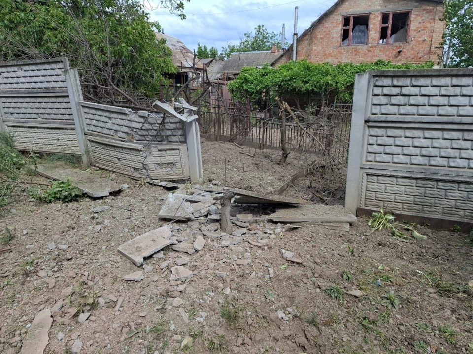 Пошкоджені пʼятиповерхівка, приватні будинки та агрофірма: ворог продовжує терор Нікопольщини - рис. 1