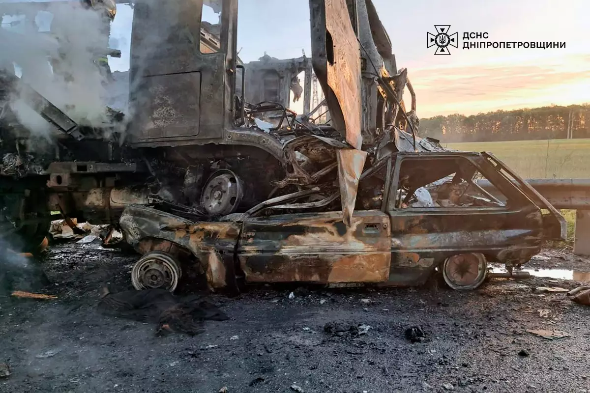На Днепропетровщине в результате ДТП люди заживо сгорели в автомобиле - рис. 1