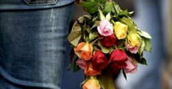 В центре Днепра мужчина собрал букет цветов на городской клумбе - рис. 11