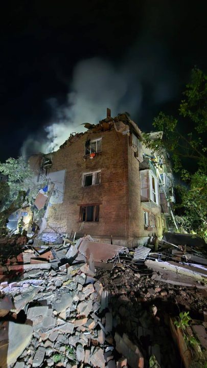 4 погибших и по меньшей мере 25 пострадавших: оккупанты попали в многоэтажку в Харькове - рис. 2