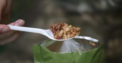 В Днепре неизвестные выбросили гору военных сухпайков на мусорник - рис. 10