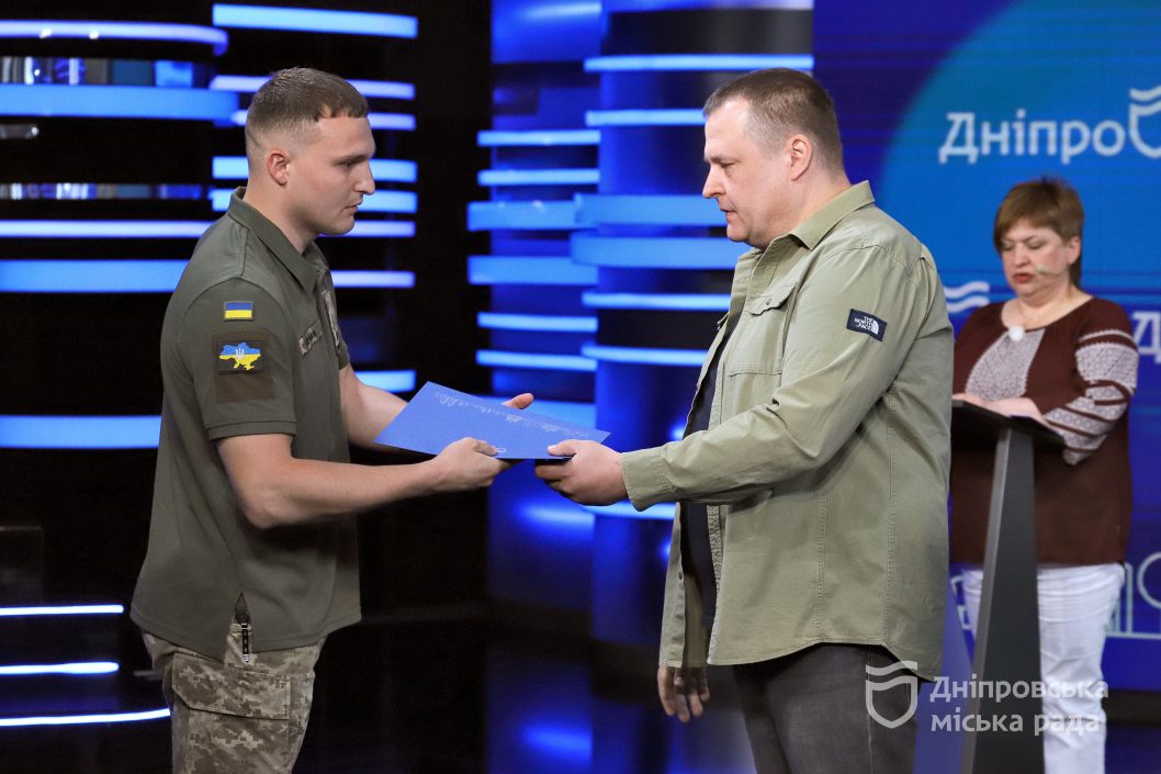 У Дніпрі 63 військовим, лікарям та рятувальникам вручили ключі від нового житла - рис. 1