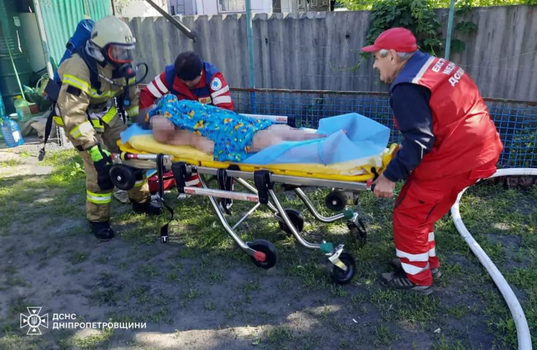 На Дніпропетровщині з палаючого будинку врятували жінку