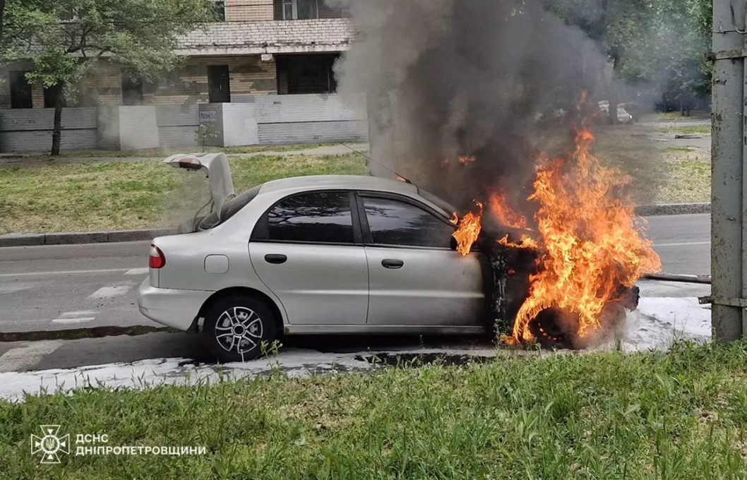 У Дніпрі під час руху загорівся автомобіль