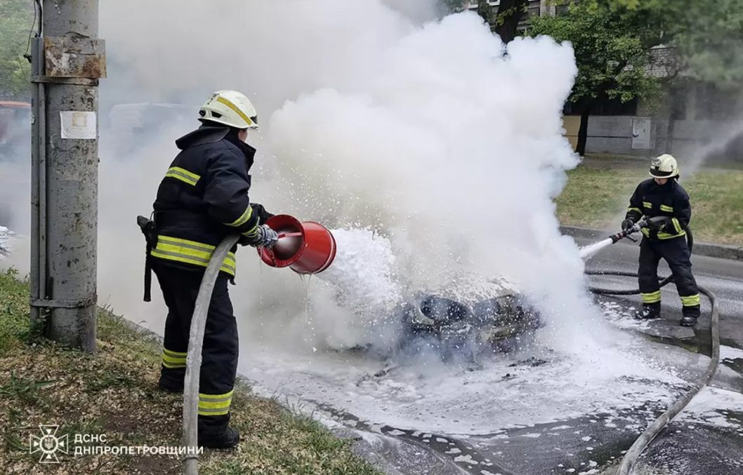 У Дніпрі під час руху загорівся автомобіль