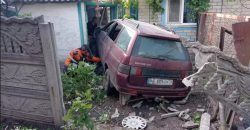На Дніпропетровщині автомобіль пробив паркан та ледь не в'їхав в будинок
