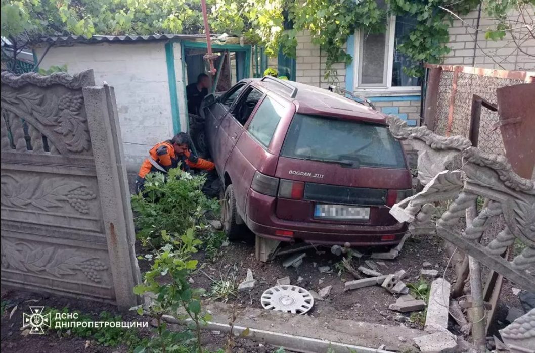 На Дніпропетровщині автомобіль пробив паркан та ледь не в'їхав в будинок