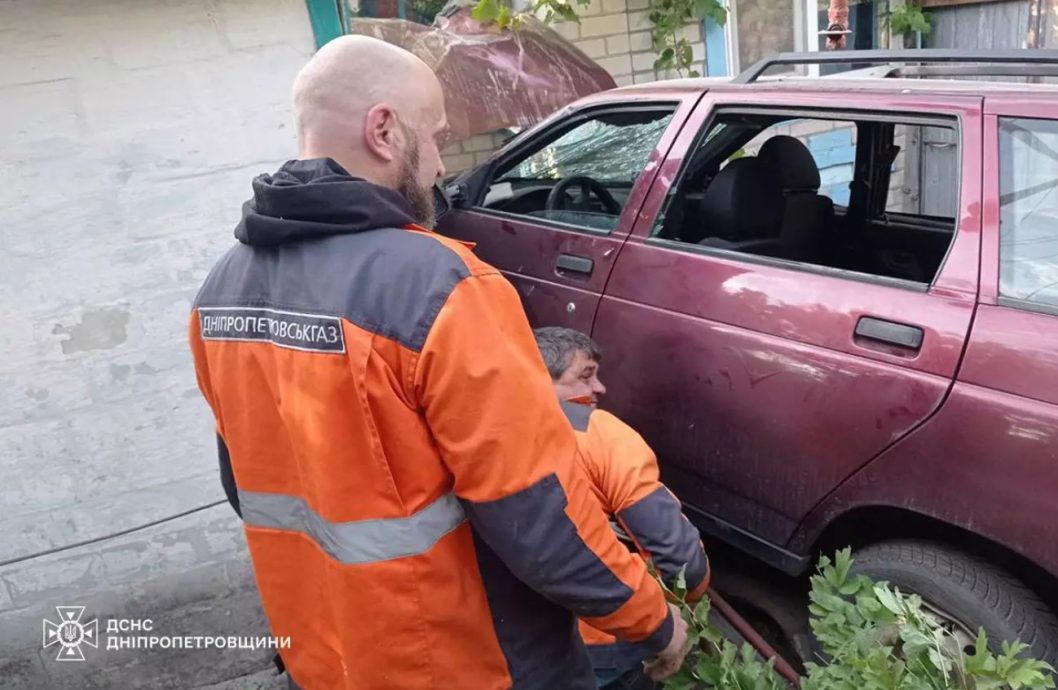 На Дніпропетровщині автомобіль пробив паркан та ледь не в'їхав в будинок