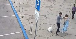 Правоохоронці затримали 37-річного чоловіка, котрий бив по голові жінок у середмісті Дніпра - рис. 6