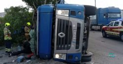 У Дніпрі посеред вулиці перекинувся вантажний автомобіль