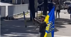 У Дніпрі маленький патріот вітав водіїв прапором - рис. 3