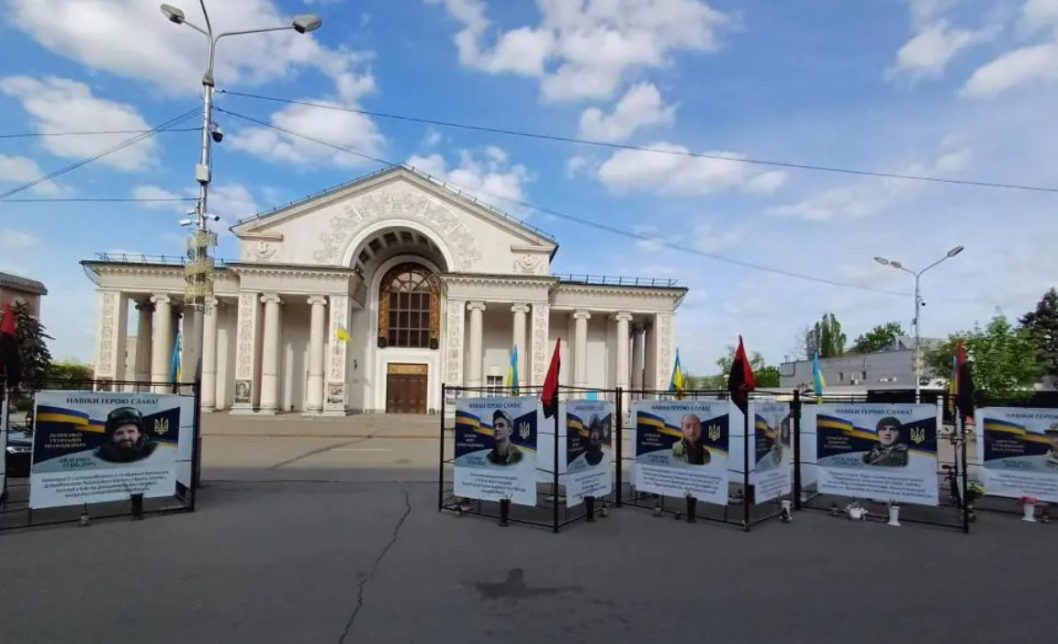 На Дніпропетровщині суд виніс вирок чоловіку, який помочився на меморіал загиблих військових