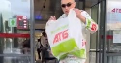 В Днепре супермаркет посетил человек-пакет - рис. 13