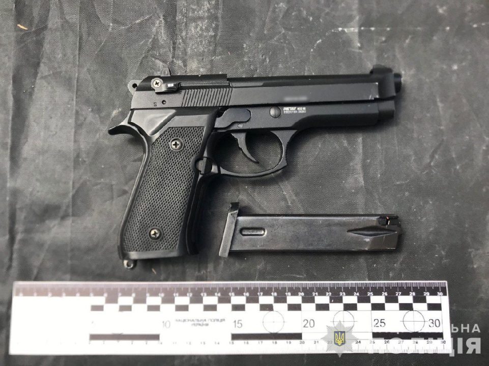 У Дніпрі затримали чоловіка, який зі зброєю напав на літню жінку