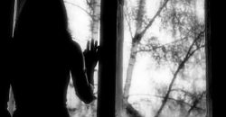 На Дніпропетровщині 17-річна дівчина випала з балкона дев'ятого поверху